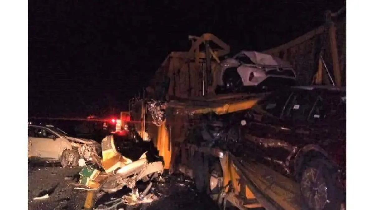 Kilómetro 150, carretera Sonoyta-San Luis choca autobús de pasajeros contra un camión en la que transportan carros